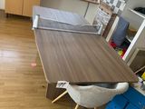 une cuisine avec une table et des chaises
