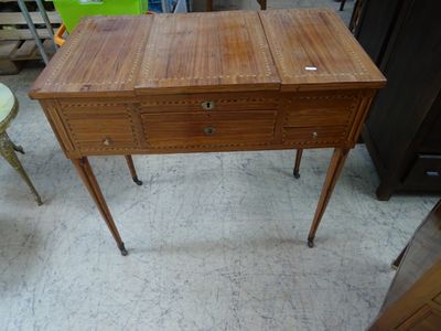 une petite table en bois surmontée d'un tiroir