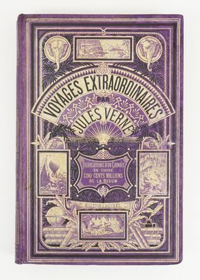 un vieux livre avec une couverture violette sur fond blanc