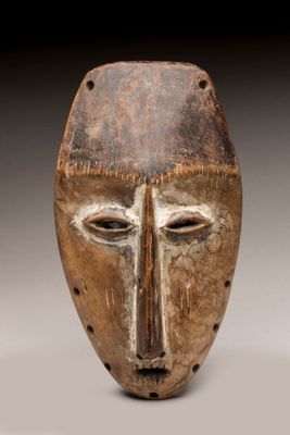 une image représentant un masque en bois orné d'un visage