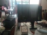 un écran d'ordinateur posé sur une table dans un salon
