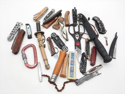 les nombreux types d'outils qui se trouvent sur la table