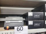 de nombreuses boîtes contenant du matériel électronique sur l'étagère