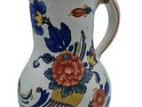 un vase muni d'un couvercle orné de fleurs