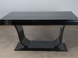 une image représentant une table noire avec un plateau noir
