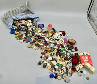 448 / CHT2 / Petit lot de mercerie comprenant des bouto…