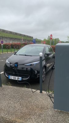 une voiture branchée sur une borne de recharge électrique