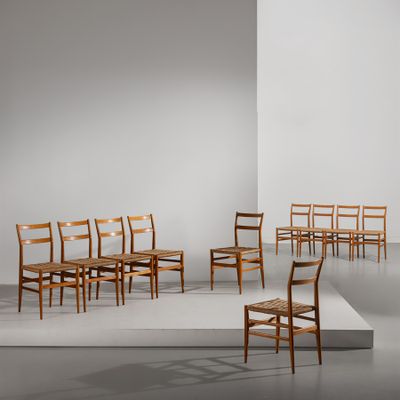 un ensemble de chaises en bois dans une pièce au sol blanc