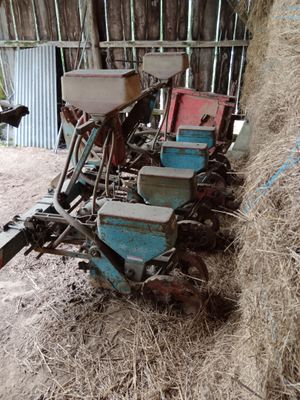 un tracteur garé à côté d'un tas de foin