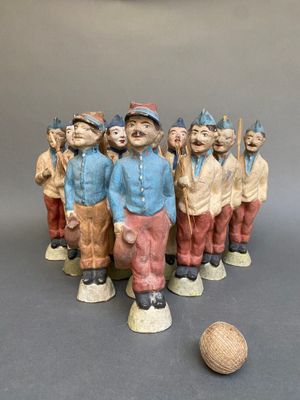 de nombreuses figurines représentant des hommes debout à côté d'un ballon
