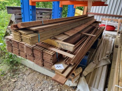 Plusieurs morceaux de bois sont empilés les uns sur les autres dans un abri