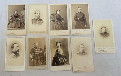 plusieurs photographies d'époque représentant des hommes et des femmes en tenue de cérémonie