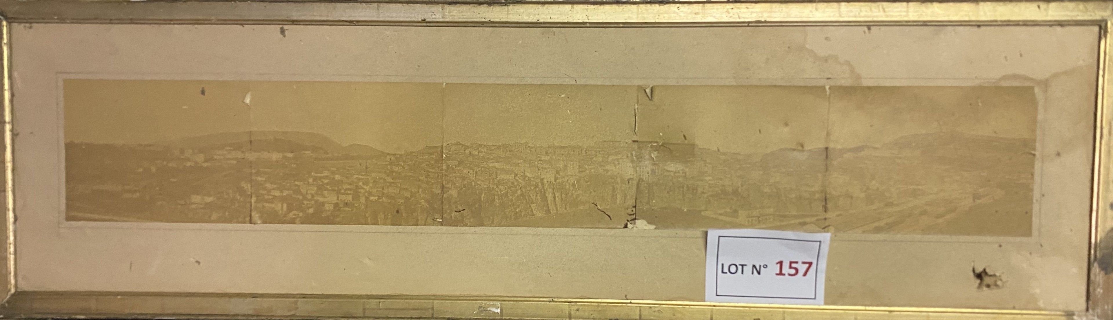 En l’état grenier : Important cadre doré (145X42Ht) comprenant un panorama ancien (123X18Ht à vue) d’une cité méditer...