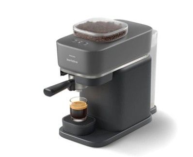 gros plan d'une cafetière sur fond blanc