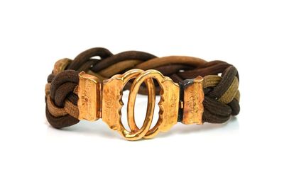 gros plan d'un bracelet sur fond blanc