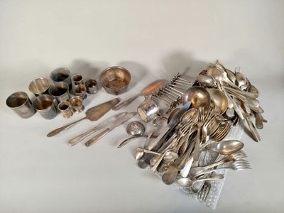 beaucoup de cuillères et de fourchettes en argent sur la table