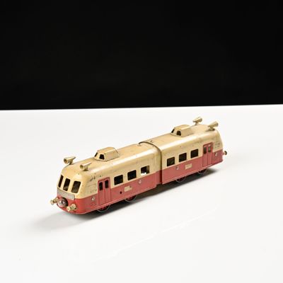 un petit train posé sur une table