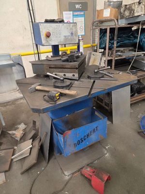 une photo d'un établi dans une usine, sur lequel se trouvent de nombreux outils