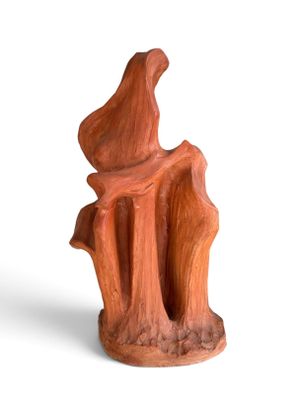 une sculpture en bois représentant une femme assise sur une souche d'arbre