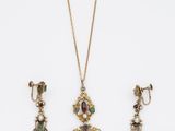 une collection de bijoux comprenant un collier, des boucles d'oreilles et une bague