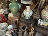 de nombreux vases posés sur une table