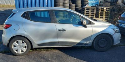 deux voitures garées l'une à côté de l'autre dans un parking