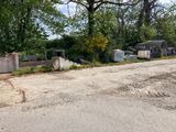 beaucoup de déchets qui traînent au bord de la route