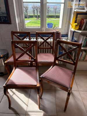 Quatre chaises à dossier ajouré en croix.