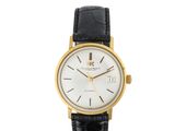 une montre-bracelet plaquée or, avec un cadran blanc et un bracelet en cuir noir