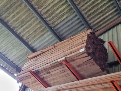 un gros tas de bois posé sur une étagère