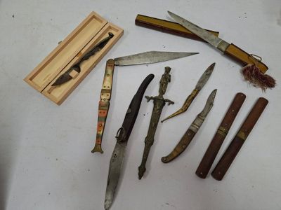 many different types of knives on the table