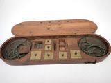 un coffret en bois contenant tout un tas de fils