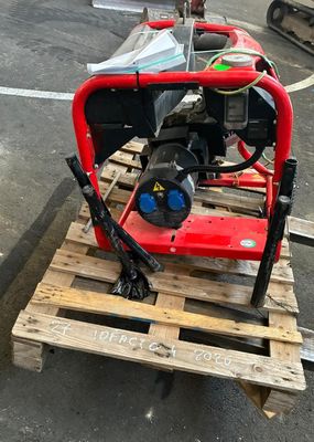 un petit moteur posé sur une palette dans un parking