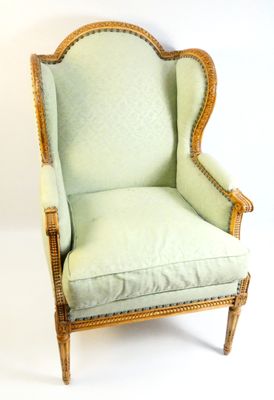 une image représentant une chaise dont l'assise est recouverte de tissu vert