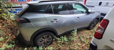 une voiture argentée garée dans l'herbe