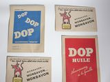 quatre autocollants publicitaires vintage représentant des boissons de différentes saveurs, posés sur une surface blanche