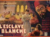 une vieille affiche de cinéma représentant un homme coiffé d'un chapeau rouge et une femme en robe blanche