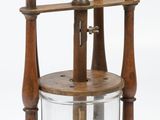 une horloge posée sur un socle en bois sur lequel est placée une horloge