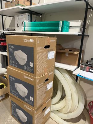 une pile de cartons posée sur une étagère dans une pièce