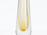 un vase en verre contenant un liquide jaune