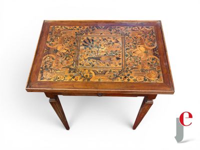 une petite table en bois ornée d'un motif floral
