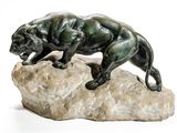 statue d'une panthère posée sur un rocher, sur fond blanc