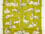 une image représentant une écharpe verte et blanche ornée de cerfs