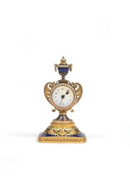 PETITE PENDULETTE En or jaune, à décor de rinceaux et frises… - Photo 1