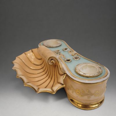une boîte dorée et bleue ornée d'un coquillage