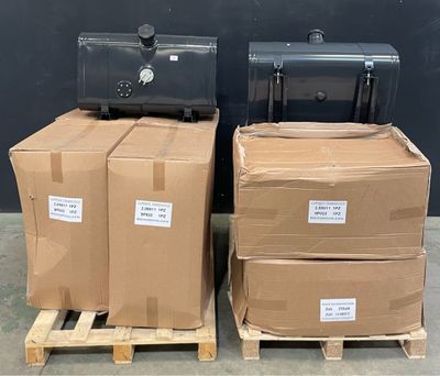 deux caisses de bagages posées sur des palettes devant un mur noir