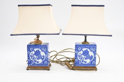 une paire de lampes de table bleues et blanches avec un abat-jour blanc