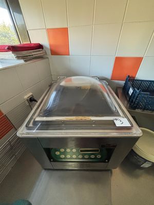 une photo d'une cuisine professionnelle avec une poêle posée sur le plan de travail