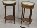 paire de tables d'appoint anciennes avec plateaux en marbre et bordures en laiton