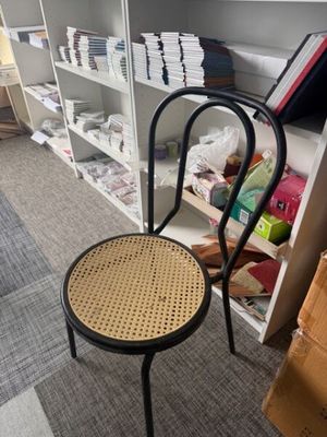 une chaise qui se trouve au milieu d'une pièce